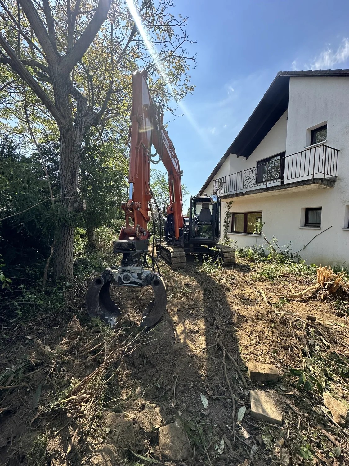 Bagger im Bereich einer Außenanlage